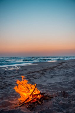 Gün batımında sahilde şenlik ateşi
