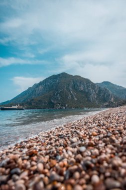 Hırvatistan 'ın kuzeyindeki Akdeniz adasındaki deniz ve dağların güzel manzarası.