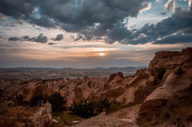 Dağlarda güzel bir gün batımı