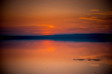 Gölde gün batımı