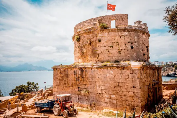Antalya 'daki eski Türk kalesinin kulesi.