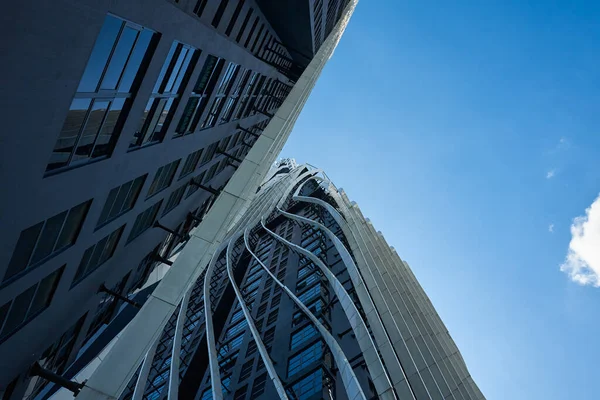 Tiro Ângulo Baixo Edifícios Cidade Moderna Com Fundo Azul Céu — Fotografia de Stock