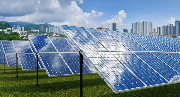 Solární Panely Moderním Městem Čistá Zelená Alternativní Obnovitelná Energie Pro — Stock fotografie