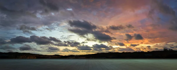 空荡荡的瓷砖地板 有着戏剧性的夕阳天 — 图库照片