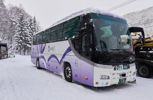 Хоккайдо Япония Декабря 2022 Года Туристический Автобус Припаркован Заснеженной Улице — стоковое фото