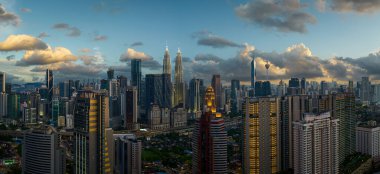 Güzel Kuala Lumpur şehir siluetinin Panorama hava akşam manzarası. Malezya
