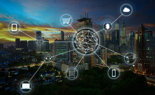 現代都市と物事のインターネット スマートシティとショッピング情報ネットワークの概念 — ストック写真