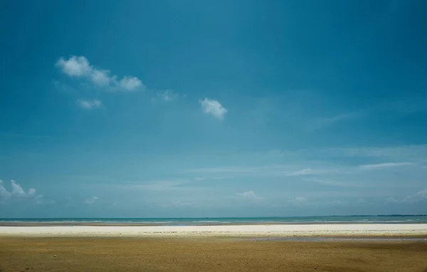 Stor Vacker Blå Himmel Och Sandstrand — Stockfoto