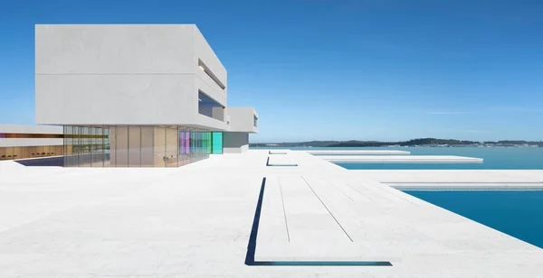 Moderne Architectuur Met Vijver Betonnen Glazen Gevel Minimalistisch Design Blauwe — Stockfoto
