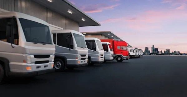 Rode Truck Onderscheidt Zich Van Een Vloot Van Witte Vrachtwagens — Stockfoto