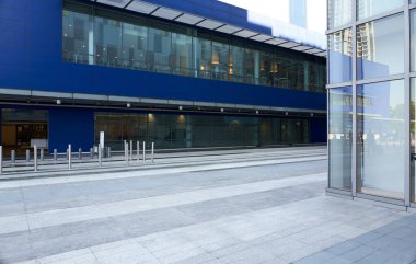 Şehirdeki yaya sokakları ve alışveriş merkezlerinin dış hatları.