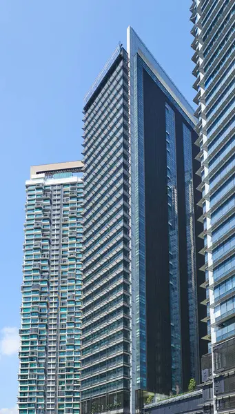 Modern Irodai Felhőkarcolók Toronyházak Üveghomlokzatokkal Pénzügyi Gazdasági Háttér Fogalmak — Stock Fotó