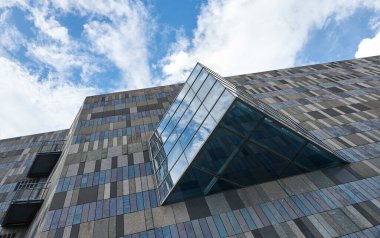 Dikdörtgen mermer taş fayanslar duvar ve modern binanın dış penceresi.