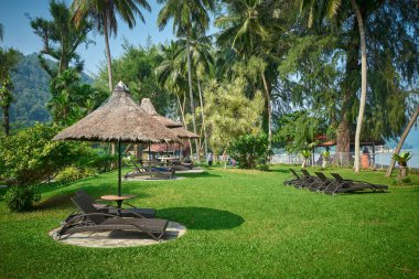 Penang 'ın ünlü Bayview Hotel' inin bahçe manzarası. Penang 'daki popüler otellerden biri.