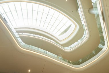 Fütürist tavan ve ışıklandırma ile Mimari ayrıntıların düşük açılı görünümü