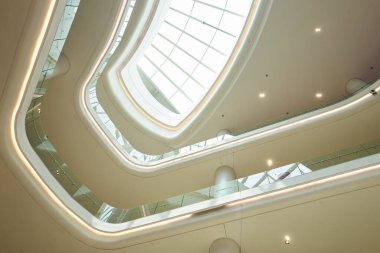 Fütürist tavan ve ışıklandırma ile Mimari ayrıntıların düşük açılı görünümü