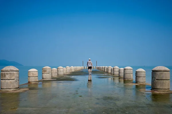 Los Turistas Pasean Tranquilamente Por Muelle Playa Batu Ferringhi Isla —  Fotos de Stock