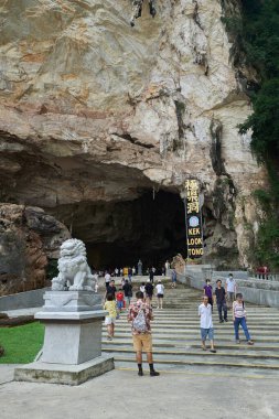 IPOH, MALAYSIA - 28 Eylül 2023: Gunung Rapat 'ın tabanındaki dingin göllerin arasına yerleşmiş Ipoh Kek Look Tong Mağarası' nın ünlü turistik cazibesi