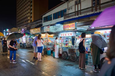 PenANG, MALAYSIA - 29 Eylül 2023 Penang Caddesi Gece Şahini Stalls 'ta gece sahnesi. İnsanlar sokaklarda yiyip içiyorlar..