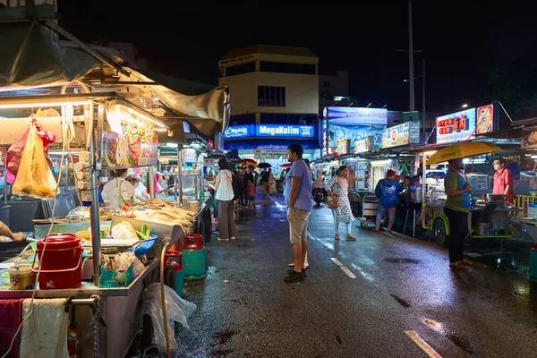 PenANG, MALAYSIA - 29 Eylül 2023 Penang Caddesi Gece Şahini Stalls 'ta gece sahnesi. İnsanlar sokaklarda yiyip içiyorlar..