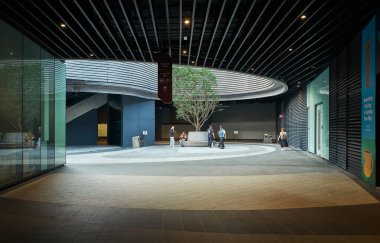 KUALA LUMPUR, MALAYSIA - NOV 08, 2023: The Exchange TRX 'te rahatlamak için halka açık alanlar. TRX, Kuala Lumpur 'un yeni uluslararası finans bölgesinin çekirdeğinde bulunuyor..