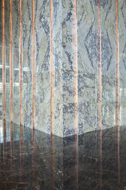 Lüks granit duvarlar ve zemin fayansları.