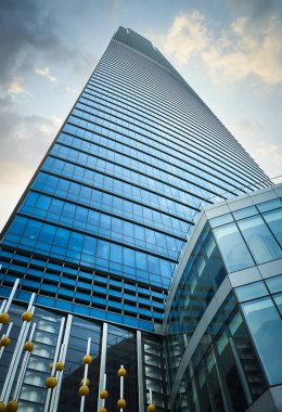 Kuala Lumpur, Malezya 'daki gökdelenlerin düşük açılı görüntüsü.