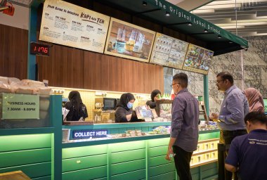 KUALA LUMPUR, MALAYSIA - NOV 08, 2023: Malezya Ünlü Yerel Cafe BUNGKUS KAWKAW 106. Alışveriş Merkezi, Kuala Lumpur 'un yeni uluslararası finans bölgesinin çekirdeğinde yer alıyor