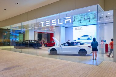 KUALA LUMPUR, MALAYSIA - 13, 2023: Tesla galerisi 2023 'te açılacak olan yeni Pavilion Damansara Heights alışveriş merkezinde kuruldu