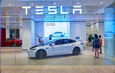 KUALA LUMPUR, MALAYSIA - 13, 2023: Tesla galerisi 2023 'te açılacak olan yeni Pavilion Damansara Heights alışveriş merkezinde kuruldu