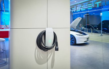 KUALA LUMPUR, MALAYSIA - 13, 2023: Tesla yeni açılan Pavilion Damansara Heights galerisinde şarj oluyor
