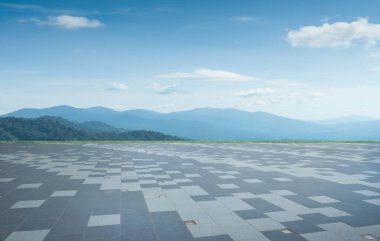 Boş kare mermer zemin, doğa manzaralı.