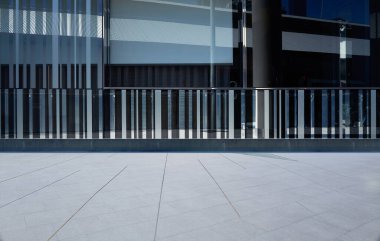 Boş zemin, binanın dış cephesinden modern desenli cam duvar.