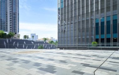 Modern iş binası olan boş kiremitler