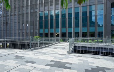 Modern iş merkezi ve yaya köprüsü