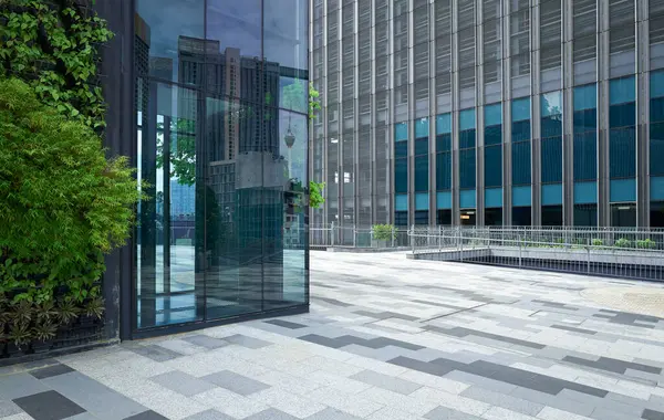 Modern iş merkezi cam duvar ve yeşil dekorasyon