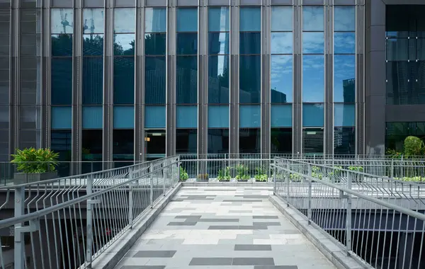 Modern iş merkezi ve yaya köprüsü