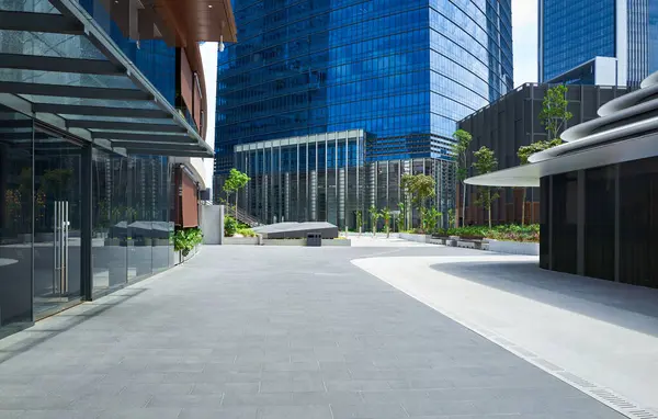 Kuala Lumpur, Malezya 'da boş zeminli ve kadınlı modern ticari binalar