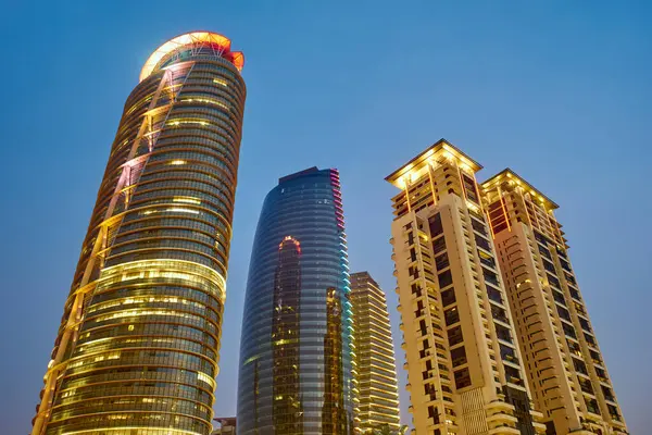 Cityscape Osvětlenými Výškovými Budovami Proti Soumračné Obloze Royalty Free Stock Obrázky
