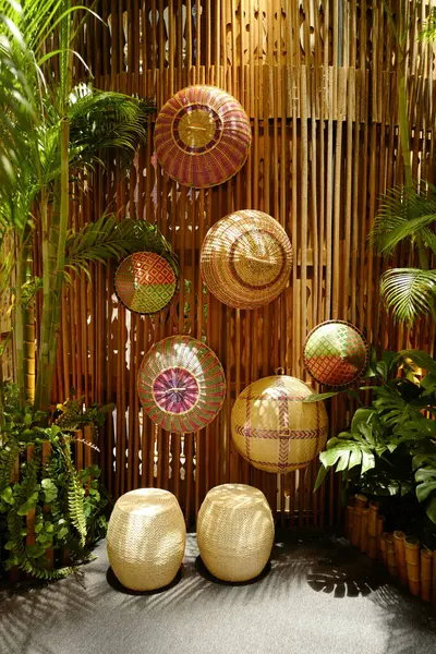 Expositor Artístico Cestas Hechas Mano Contra Una Pared Bambú Rodeado Imagen De Stock