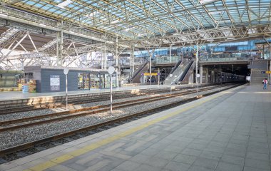 Seul, Güney Kore - 18 Mayıs 2024: Çağdaş tasarım ile Güney Kore 'de geniş ve boş tren istasyonu platformu