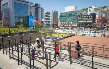 Busan, Güney Kore - 18 Mayıs 2024: Seul 'deki hareketli plaza yayalar ve modern mimari ile kentsel yaşamı gözler önüne seriyor