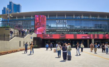 Busan, Güney Kore - 18 Mayıs 2024: Gezginler ve açık mavi gökyüzü