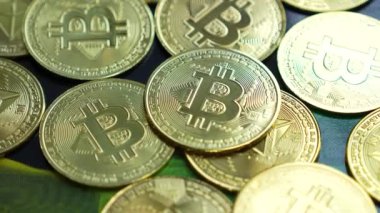 Parlak bitcoin kripto paralar yakın plan, karmaşık detaylar ve hareket ettikçe altın yansımalar sergiliyor