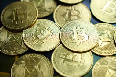 Altın bitcoin ve ethereum fiziksel madeni paralar merkezi olmayan engelleme teknolojisini temsil ediyor ve geleneksel finansal sistemleri bozuyor.