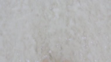 Kumda Yürüyen Adam