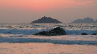 Deniz sahilinde güzel bir gün batımı manzarası, akşam