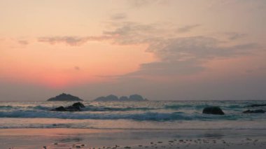 Denizin üzerinde güzel bir gün batımı