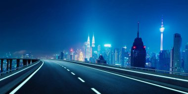 Gece aydınlık kuala lumpur siluetine giden boş bir otoyolun 3D geniş açılı görüntüsü.