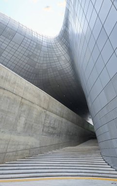 Dongdaemun Tasarım Plazasına çıkan merdiven, Güney Kore, Seul 'de Zaha Hadid tarafından tasarlanan fütüristik bir simge.